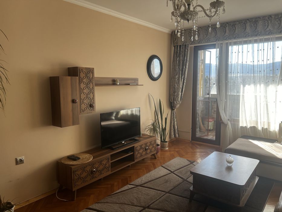 Дава се под наем Тристаен апартамент в Търговище, Център - 60 кв.м за 229.5 € - Снимка #2