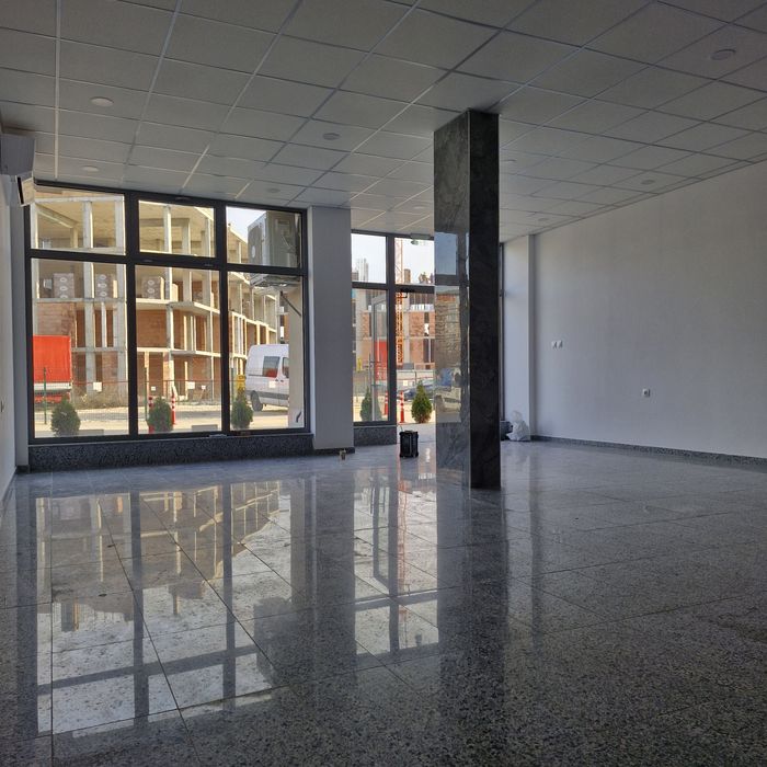 Давам под наем търговско помещение