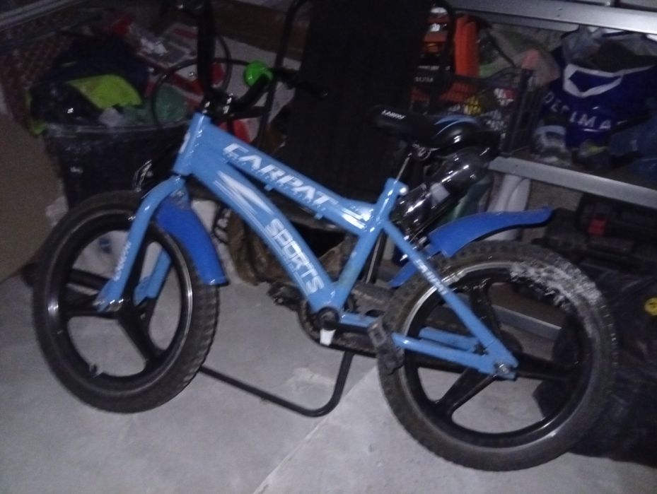 Bicicleta albastra, cadru metalic, buna pentru copii de 8-12 ani. Se vinde cu predare personala. Trimit in tara doar cu plata in avans