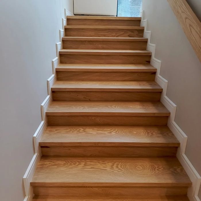 "Wooden stairs" лестница из массива дуба Ёғоч зинапоялар Yog'och zina