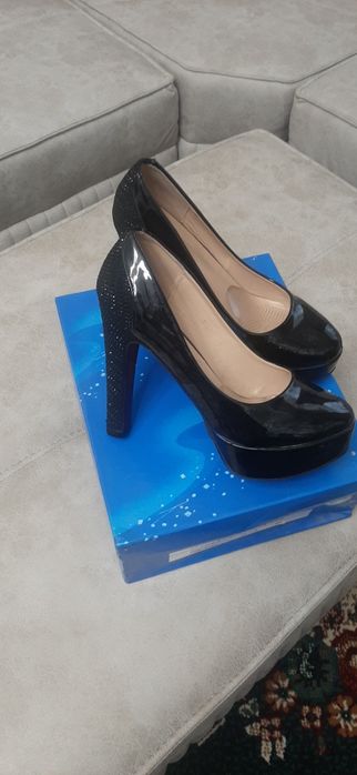 Продаётся женькие обувь