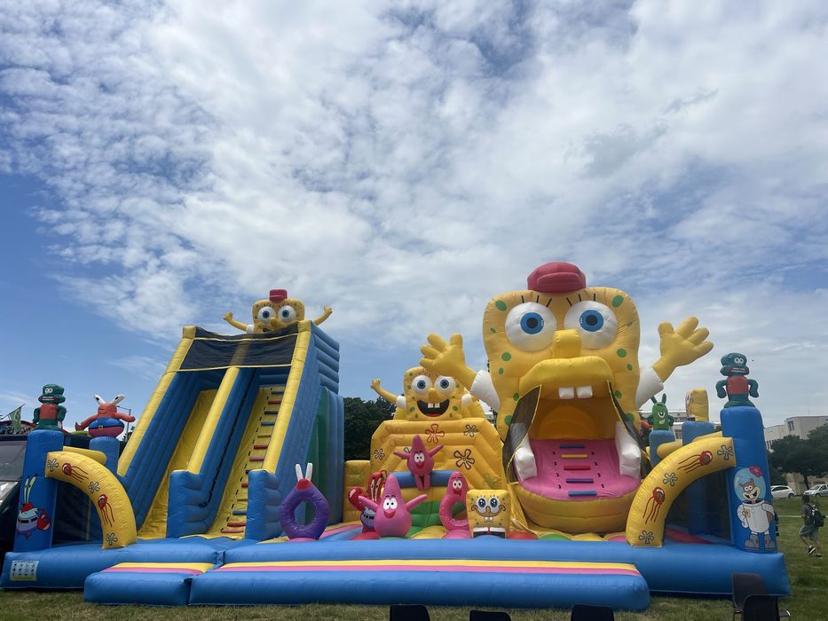 Надуваем батут Sponge Bob