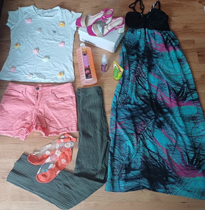 Lot haine S-M ,sandale și produse avon noi