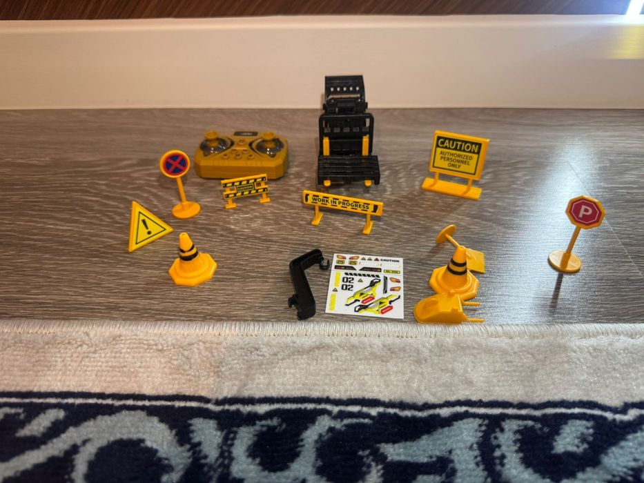 На радиоуправлении вилочный погрузчик