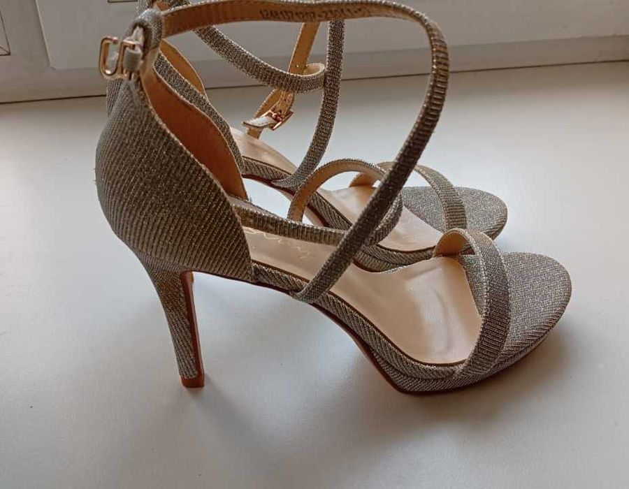 Туфли модельные на каблуках