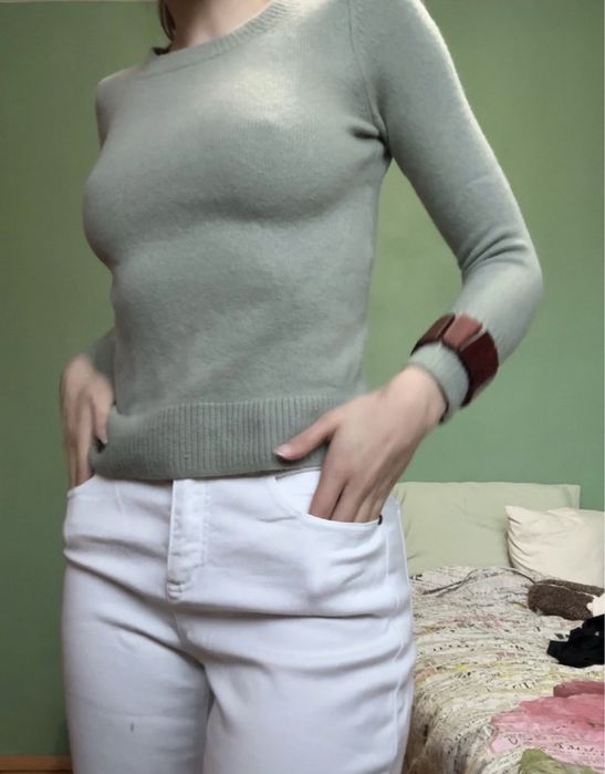 Sage color Пуловер, чиста вълна вълна и бели дънки