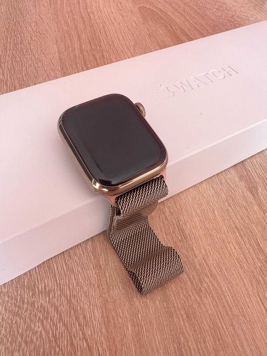 Apple Watch Series 8 – 41mm Gold + Gold Milanese Loop