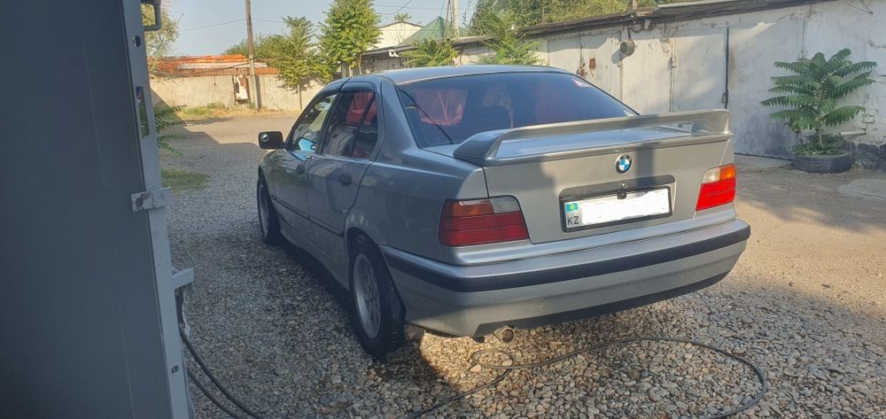 Продам автомобиль БМВ 320,1991 года