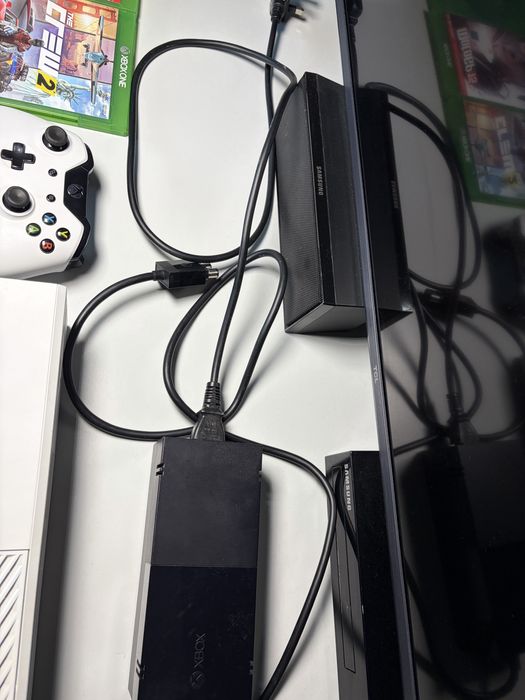 Vând Xbox One - UK Edition + 2 Controlere + 6 Jocuri Incluse | Stare Impecabilă