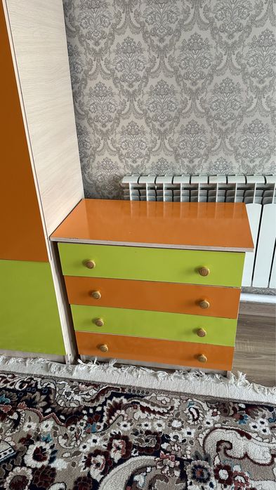 Продается деская мебель. Шкаф, стол, тумба.