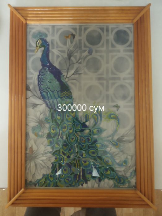 Продам картины вышитые крестиком и собранная из страз.