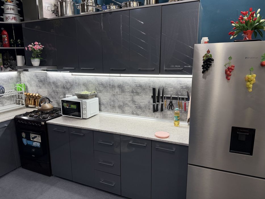 Kuxinniy mebel rangi bleskli mokri svet holati ideal