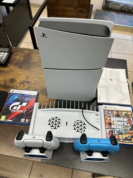 Sony Playstation 5 1TB с 2 джойстика, зарядна станция, 2 игри и всички кабели
