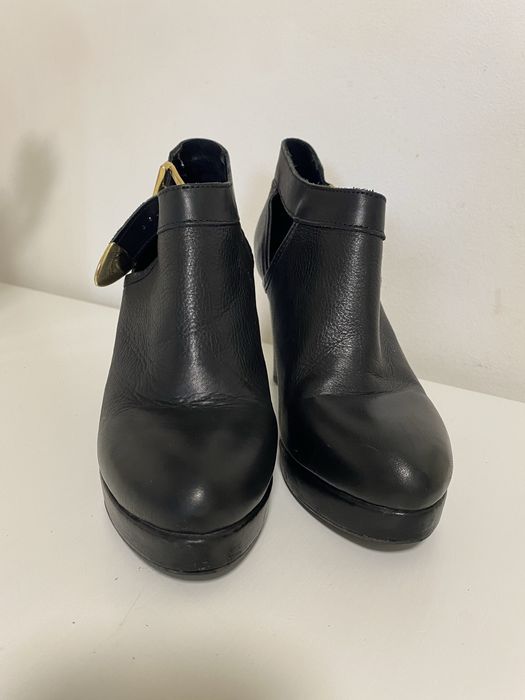 Botine din piele naturala si catarama aurie 38