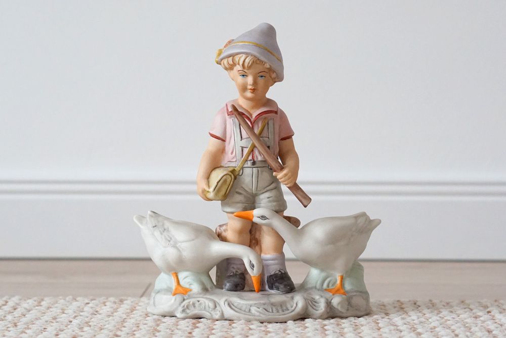 Figurina portelan ARPO Curtea de Arges baiatul cu gastele