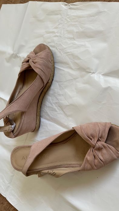 В продаже буу обуви