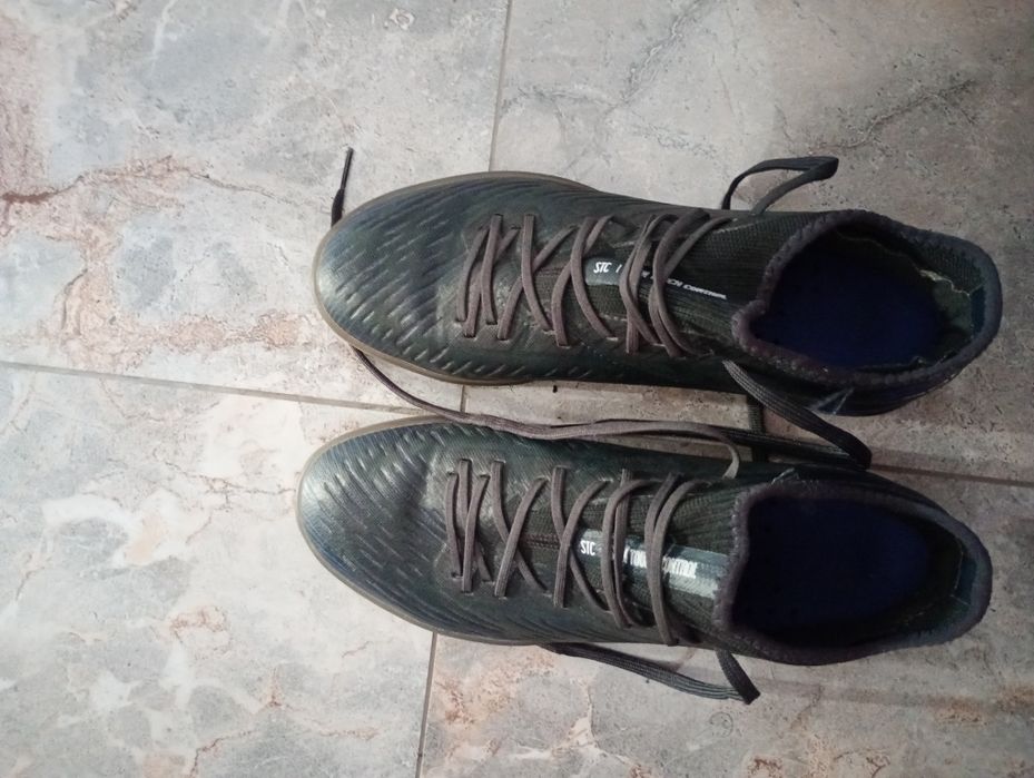 Vand adidași noi!