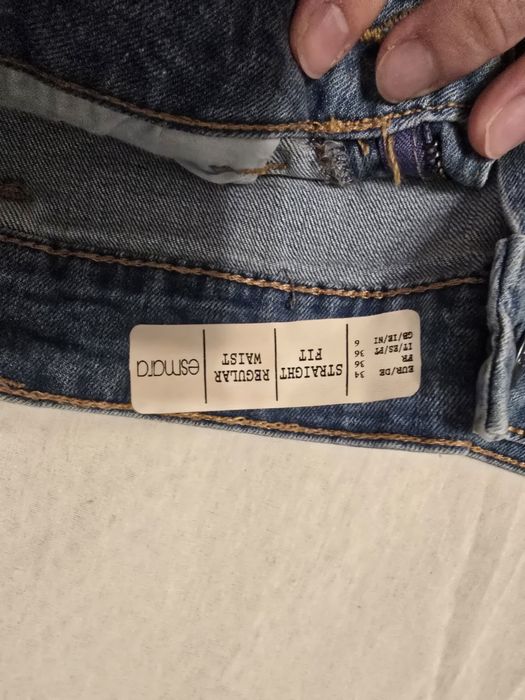 Vand blugi scurți cu model floral astept si oferte