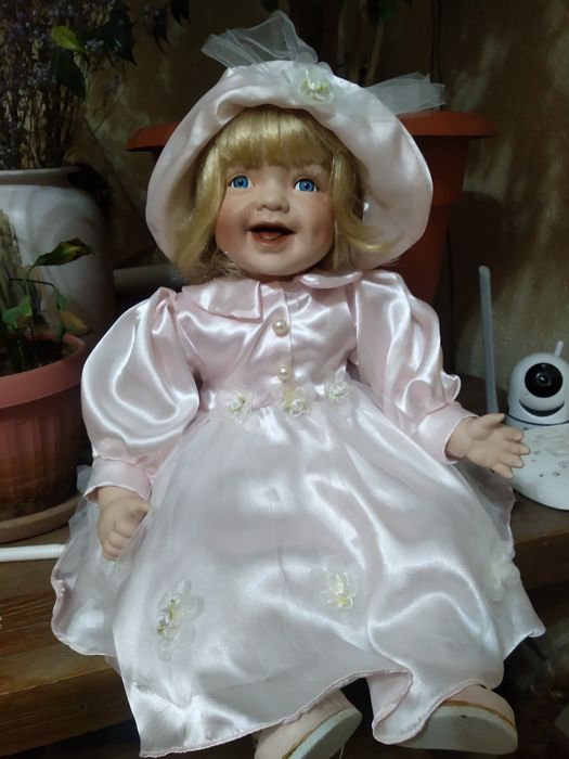 Кукла фарфоровая