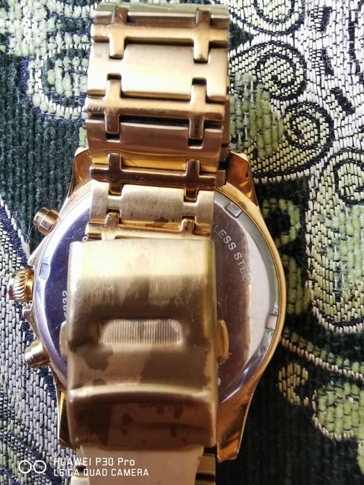 Часовник royal titan watches men
 

По верижката се виждат някакви петна не знам от какво са.