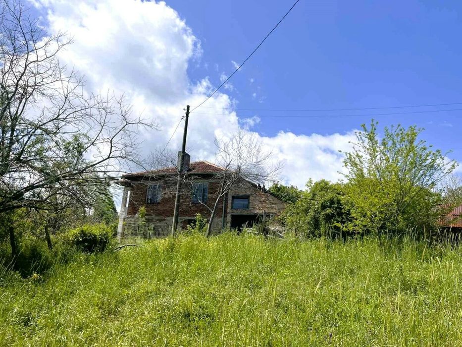 Двуетажна къща с голям двор и прекрасна гледка в село Фазаново