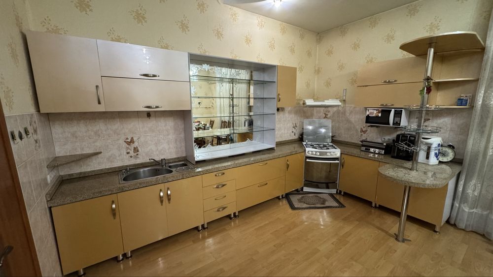 Большая угловая кухня 4.4м х 2.45м, столешница ГРАНИТ
