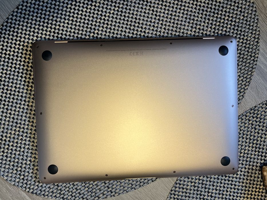 MacBook Air M1 (2020) / 8GB / 256GB SSD / Много добро състояние / Батерия 86%