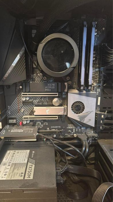 Desktop Ryzen 7 3800x, Aorus RTX 4070, 32GB rami, BLACK PC