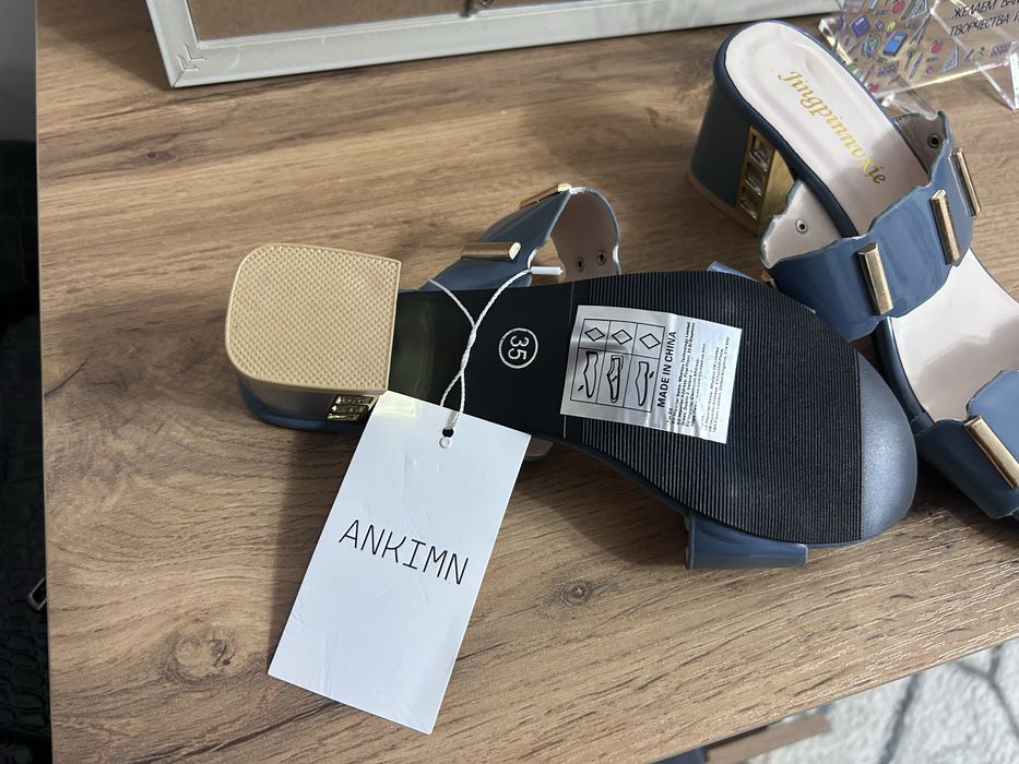 Продам новые  нарядные сандали, 35 -размер.