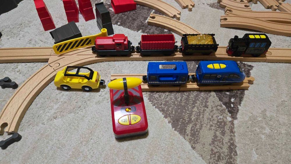 Дървена писта с влакчета от Lidl