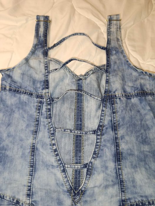 Дънкова рокля с презрамки и интересен гръб