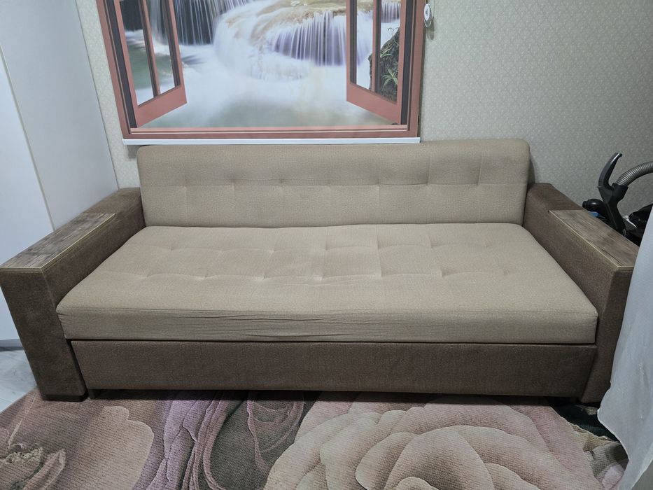 Продам диван бежевого цвета.