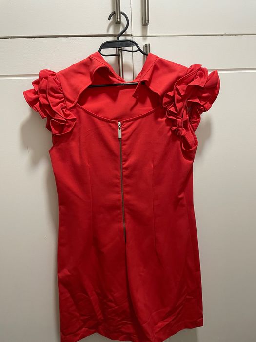 Червена къса рокля