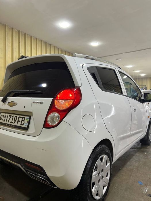 Spark avtomobil sotiladi