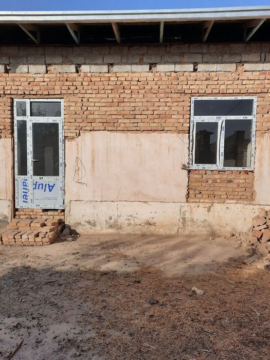 Hovli sotiladi, 5 sotokli, 3 xona qurilgan, Kitob tumani markazida