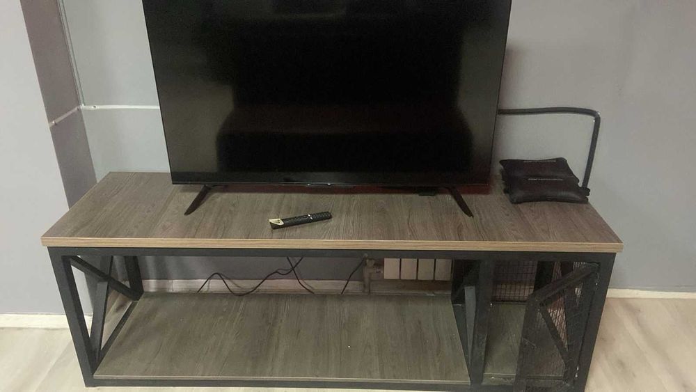 Sony PlayStation 5 + Телевизор, диван, Подставка и 6 джойстиков