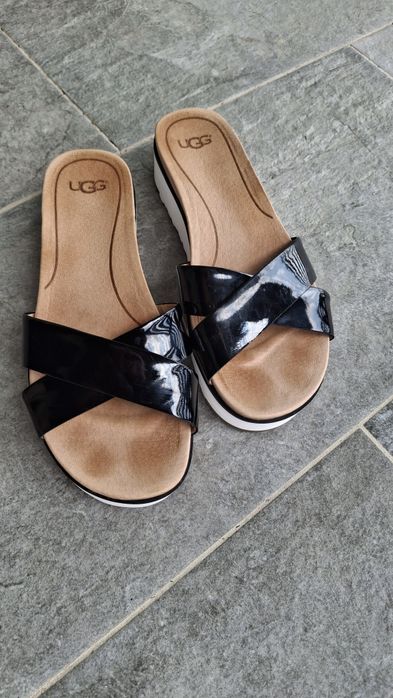Papuci ugg negri
