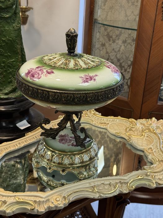 Bomboniera din portelan cu elemente alama