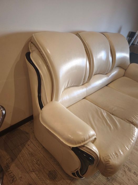 Кожен диван. Естествена кожа, разтегателен, запазен, бежов цвят.