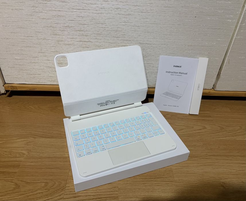 Husă cu tastatură pentru iPad nouă!