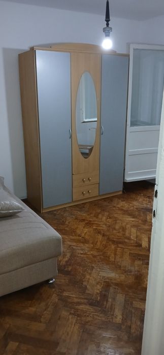 PROPRIETAR Închiriez apartament 3 camere în zonă centrală,