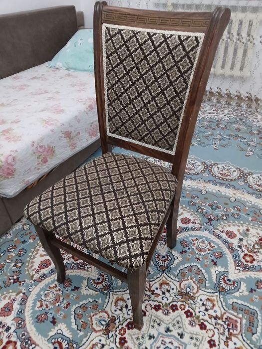 Стол и стулья коричневый
