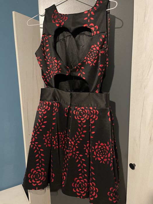 Къса рокля в черно и червено