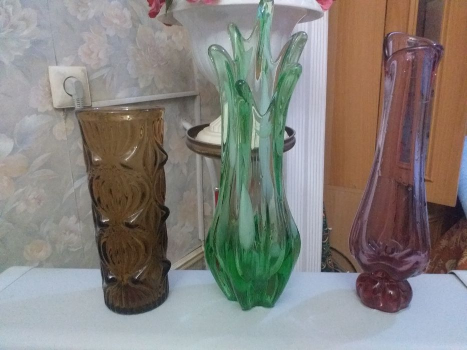 Продаётся Чешская цветные Вазы.