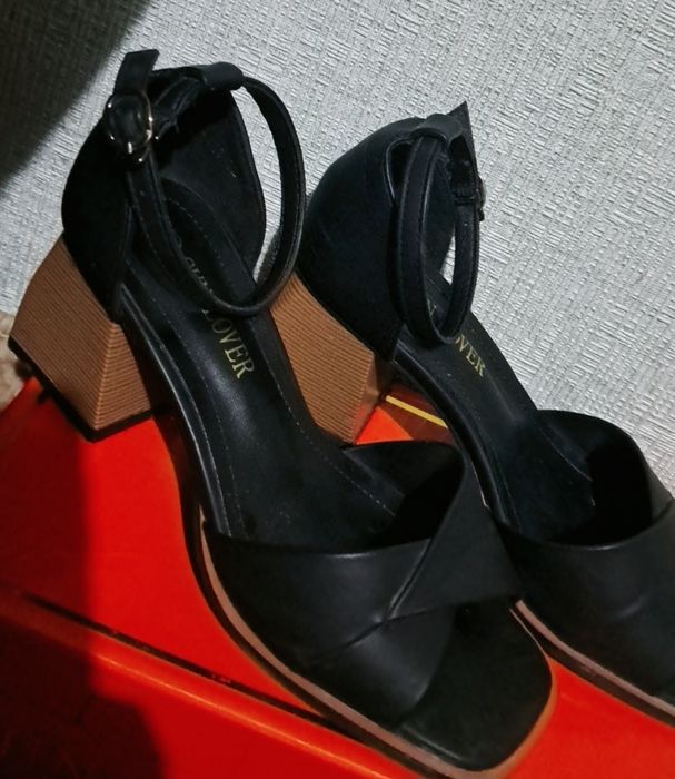 Ayollar uchun ochiq tufli 36 razmer, qulay