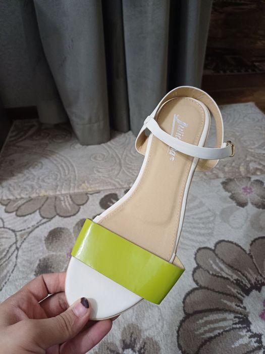 Oyoq kiyimlar sotiladi.