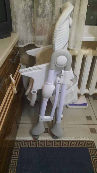 Продам столик для кормления