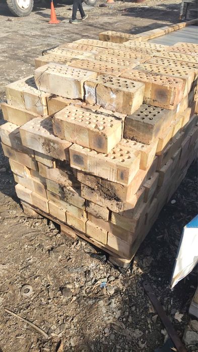 Продам кирипч 3 поддона 1.5