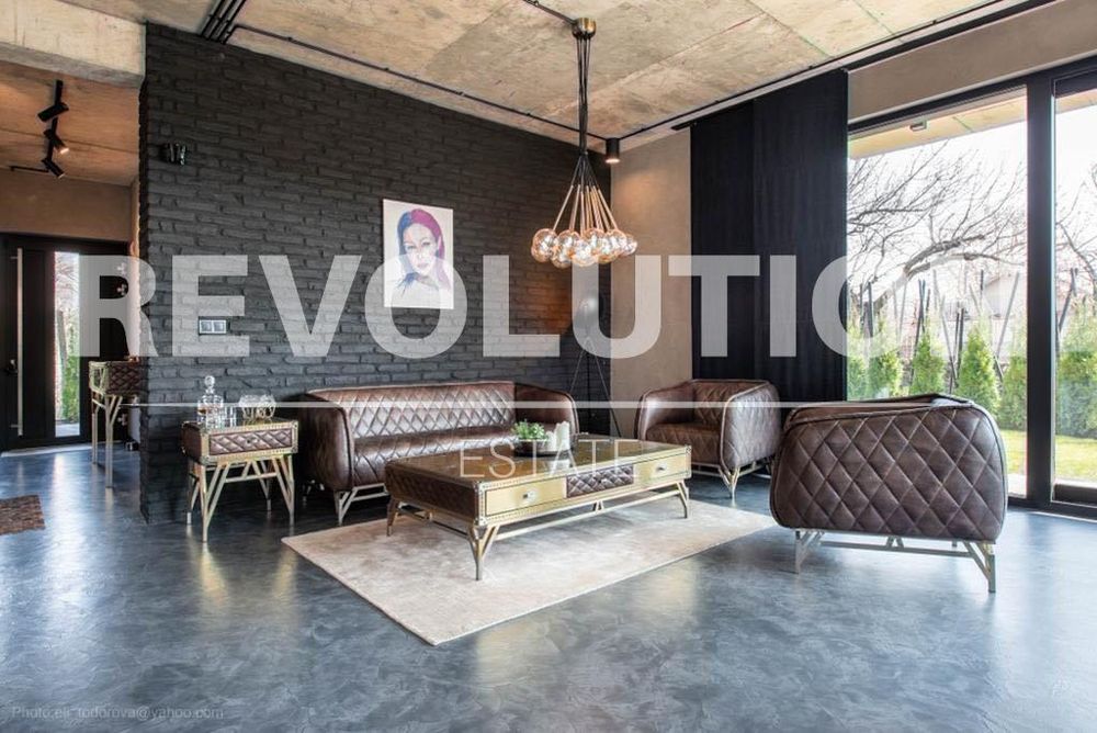 Дава се под наем Къща в Варна, Център - 200 кв.м за 2493.39 € - Снимка #1