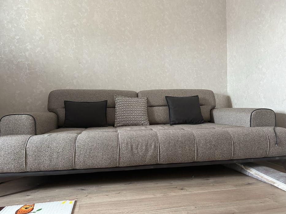 Диван,тумбчка,2 кресло